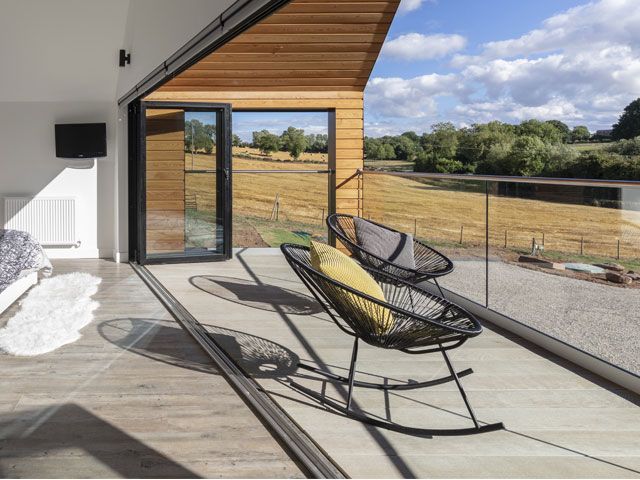 grand-designs-tv-house-2018-series-leominster-herefordshire-en-suite-bedroom-balcony-grand-designs-magazine
